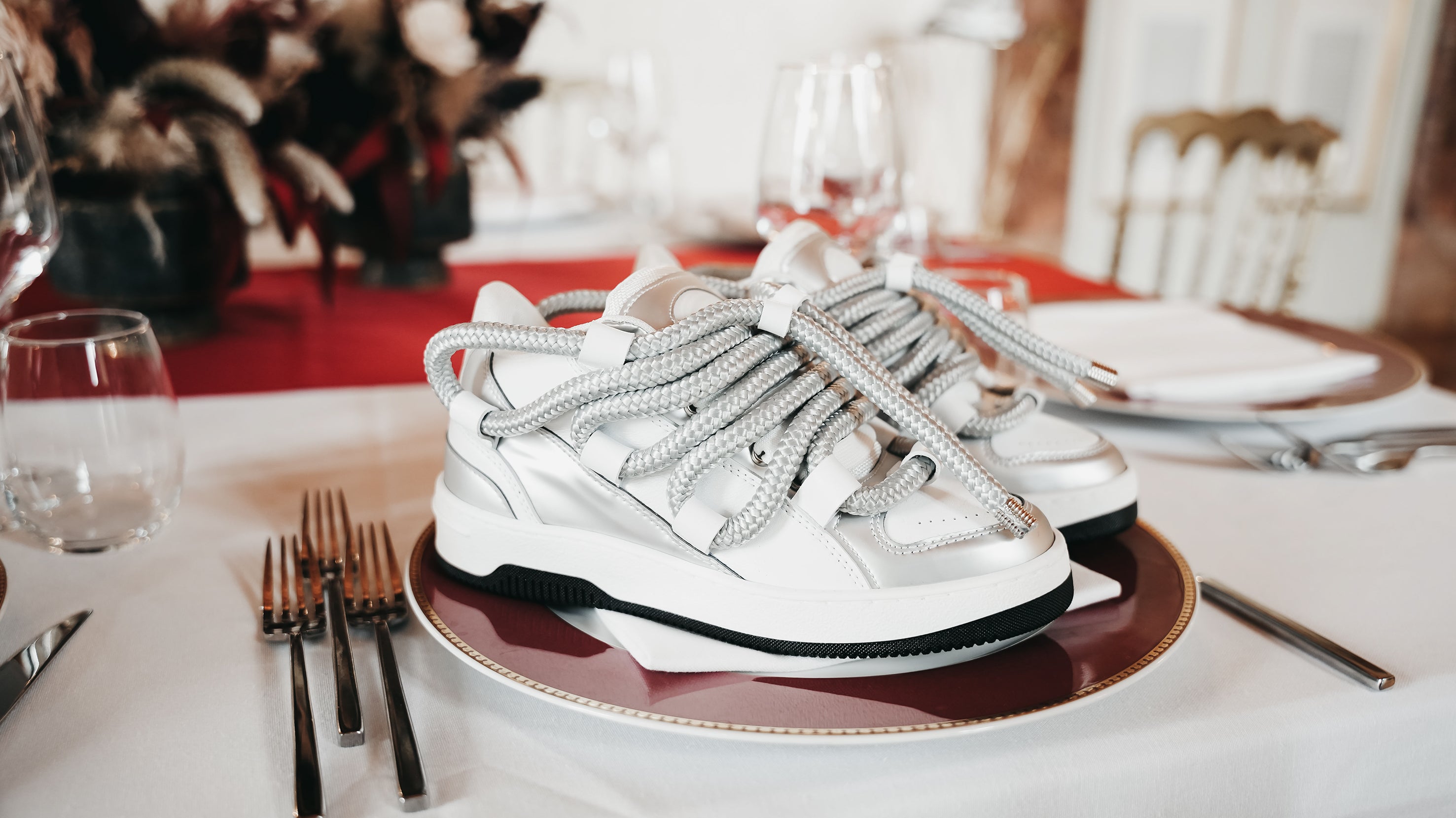 Scarpe Scintillanti: L'Introduzione dei Materiali Color Metallizzati nella Collezione SS2024 di Gioselin