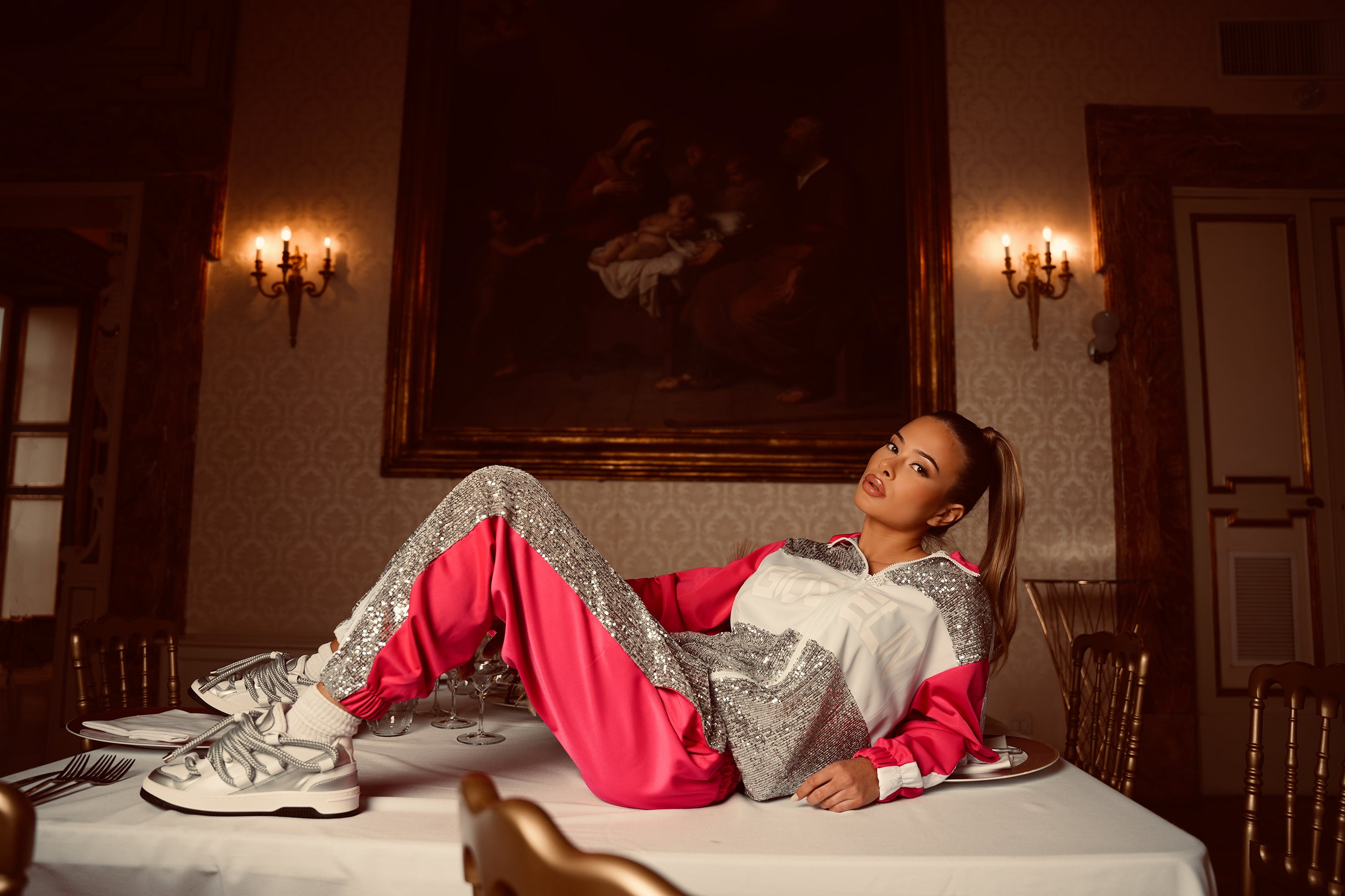 Gioselin Rivela la sua Nuova Campagna: Luminosa e Streetwear, in un Palazzo d'Epoca