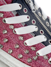 Jouer aux paillettes roses