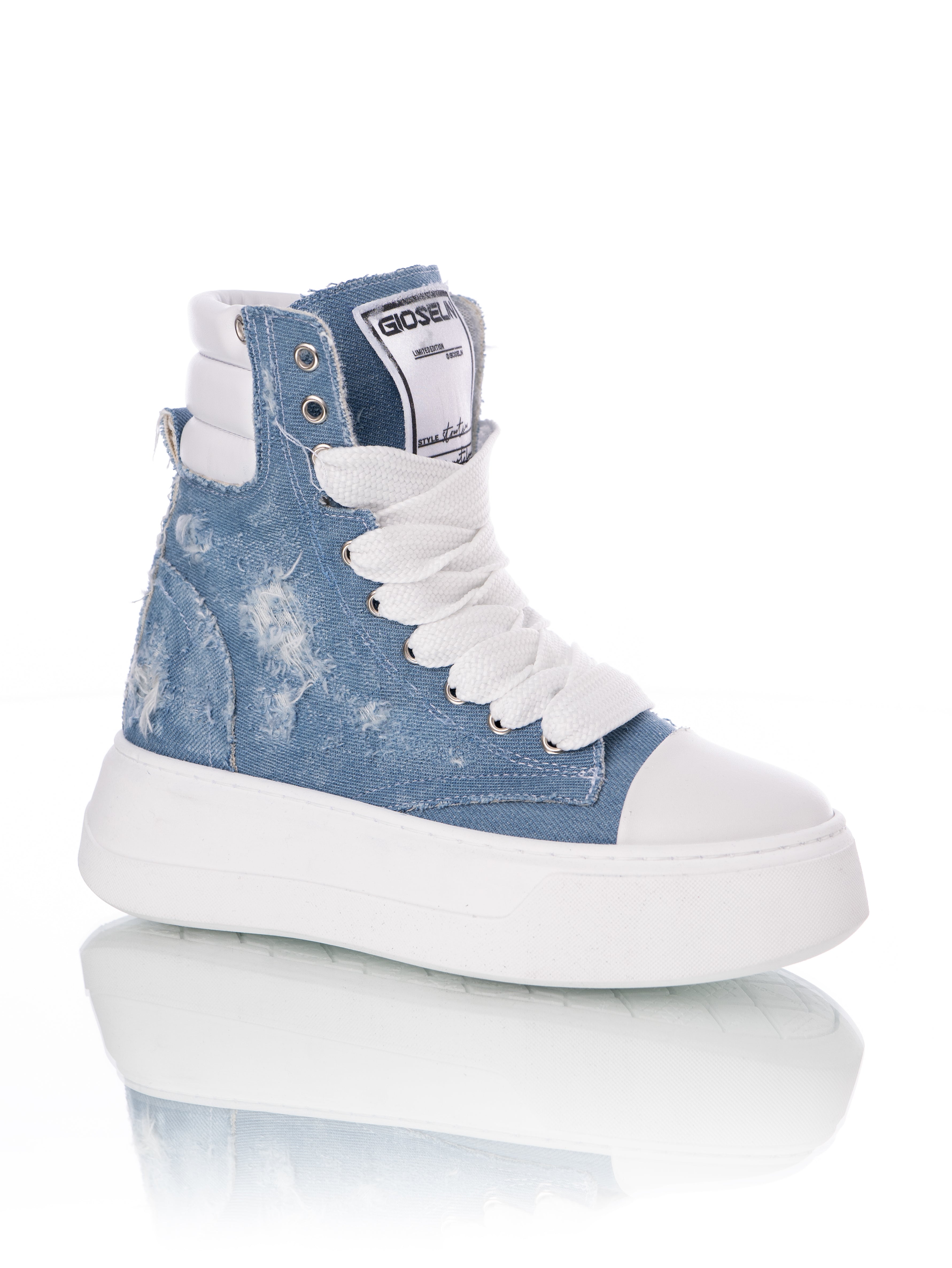 Jean déchiré et noueux