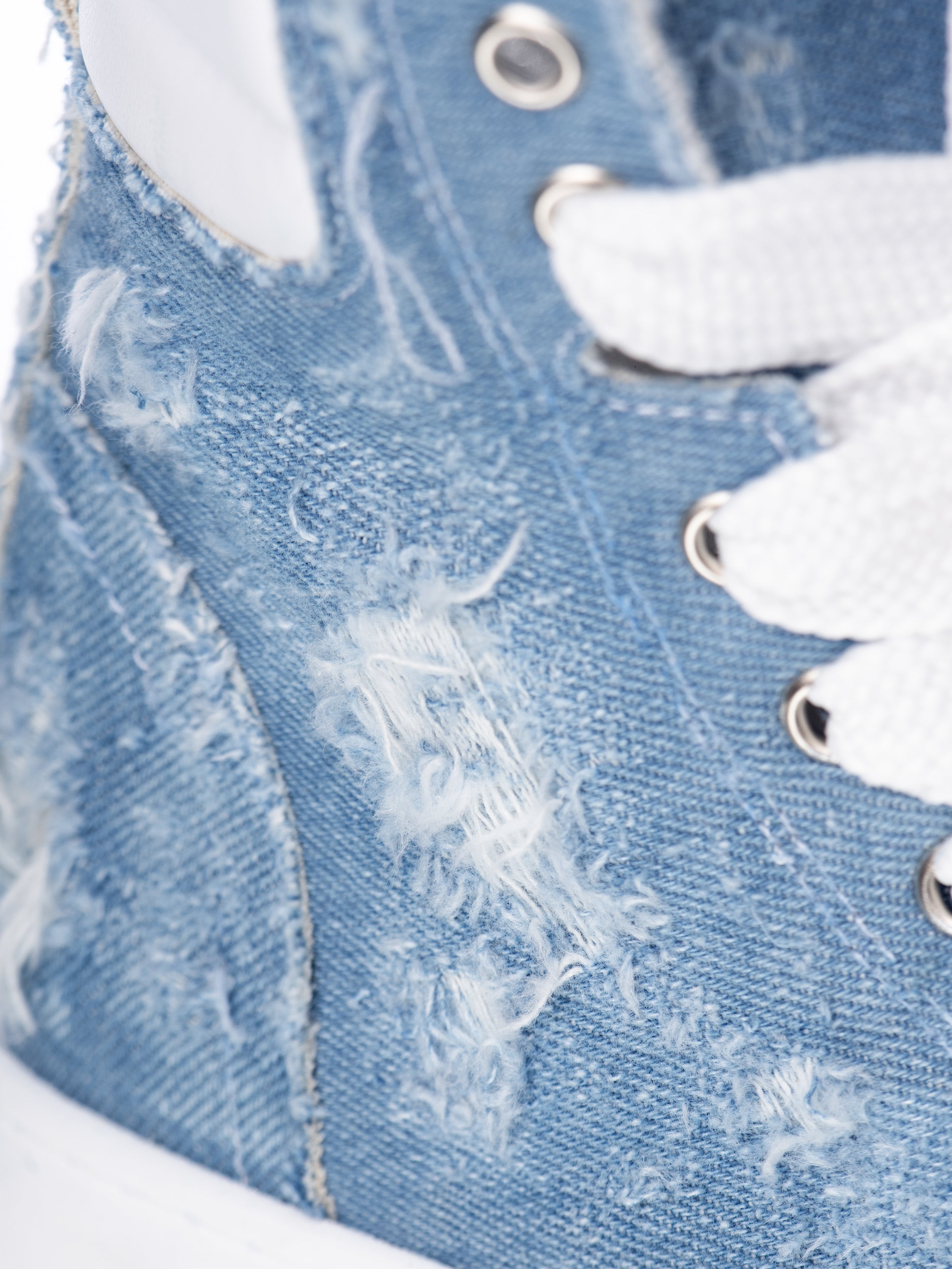 Jean déchiré et noueux