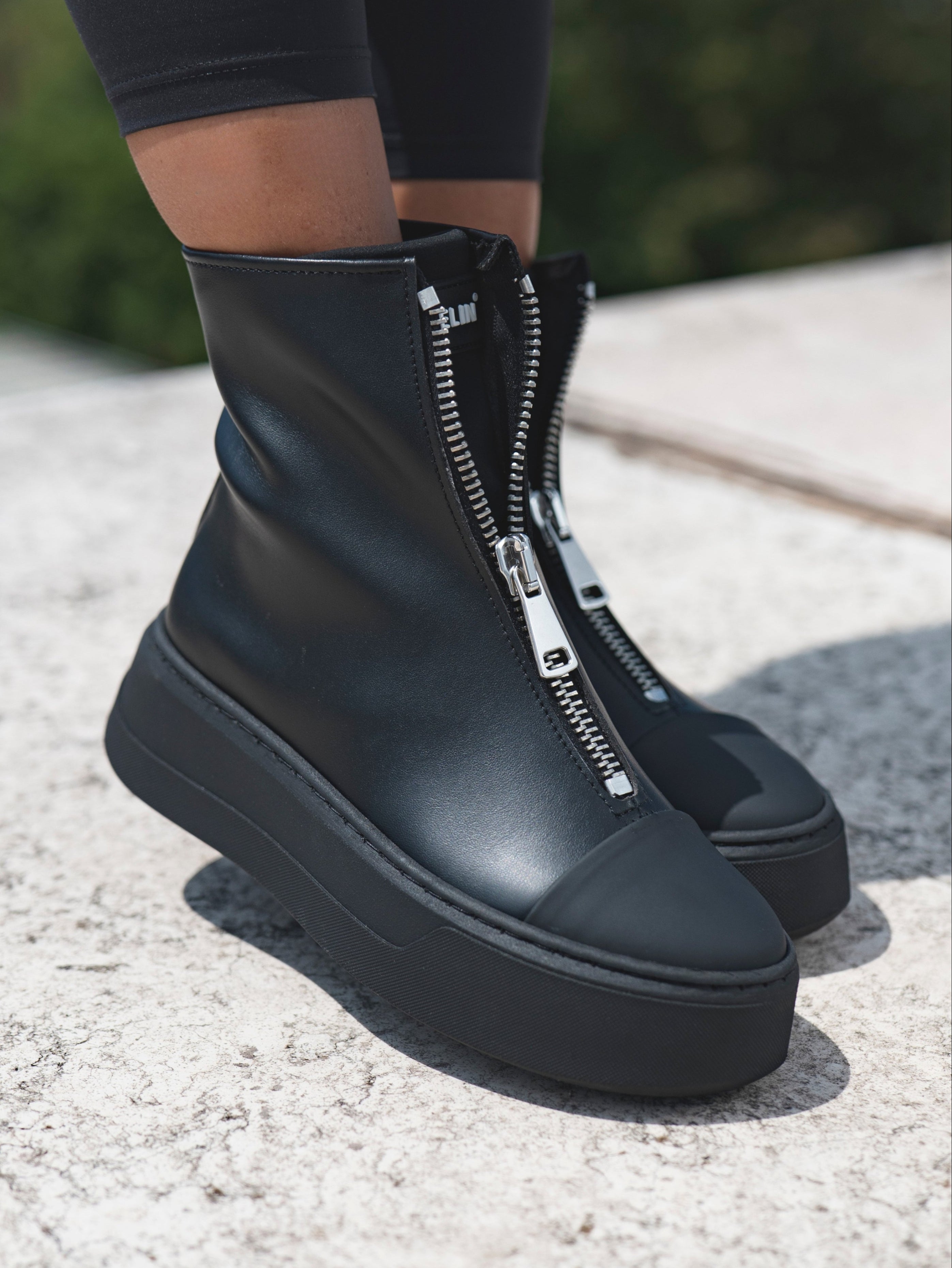 LUMIÈRE - Ligne noire totale