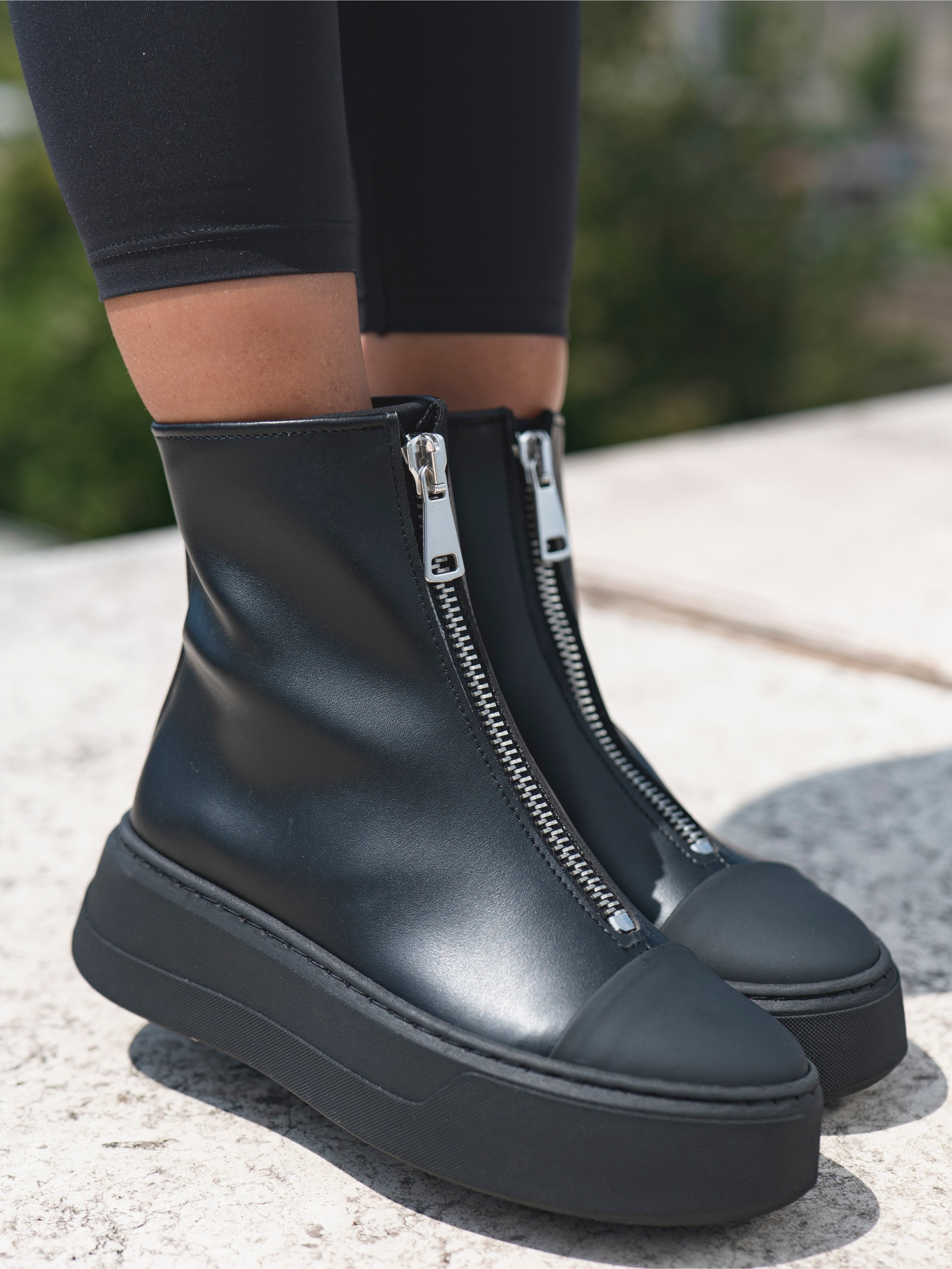 LUMIÈRE - Ligne noire totale