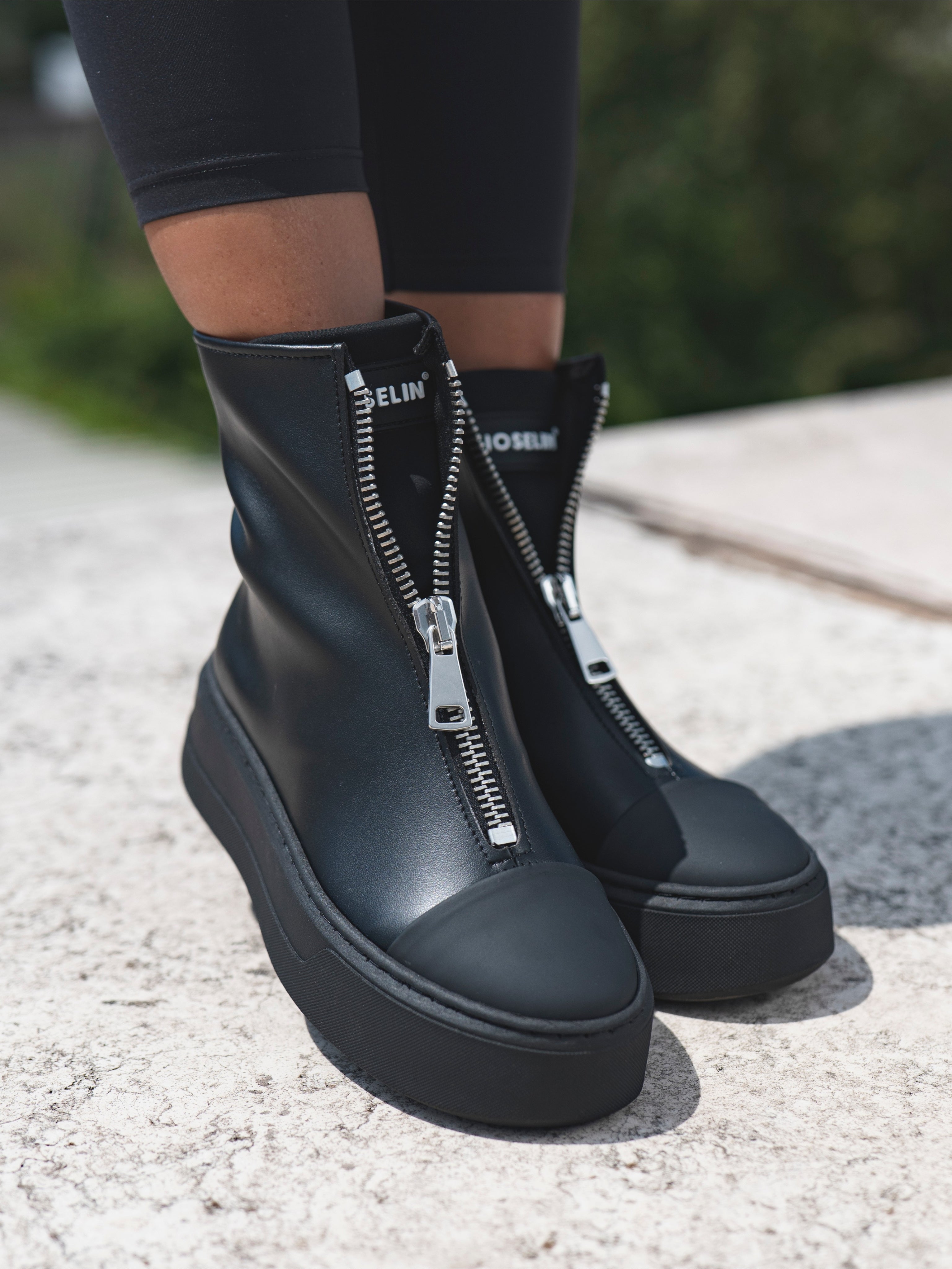 LUMIÈRE - Ligne noire totale