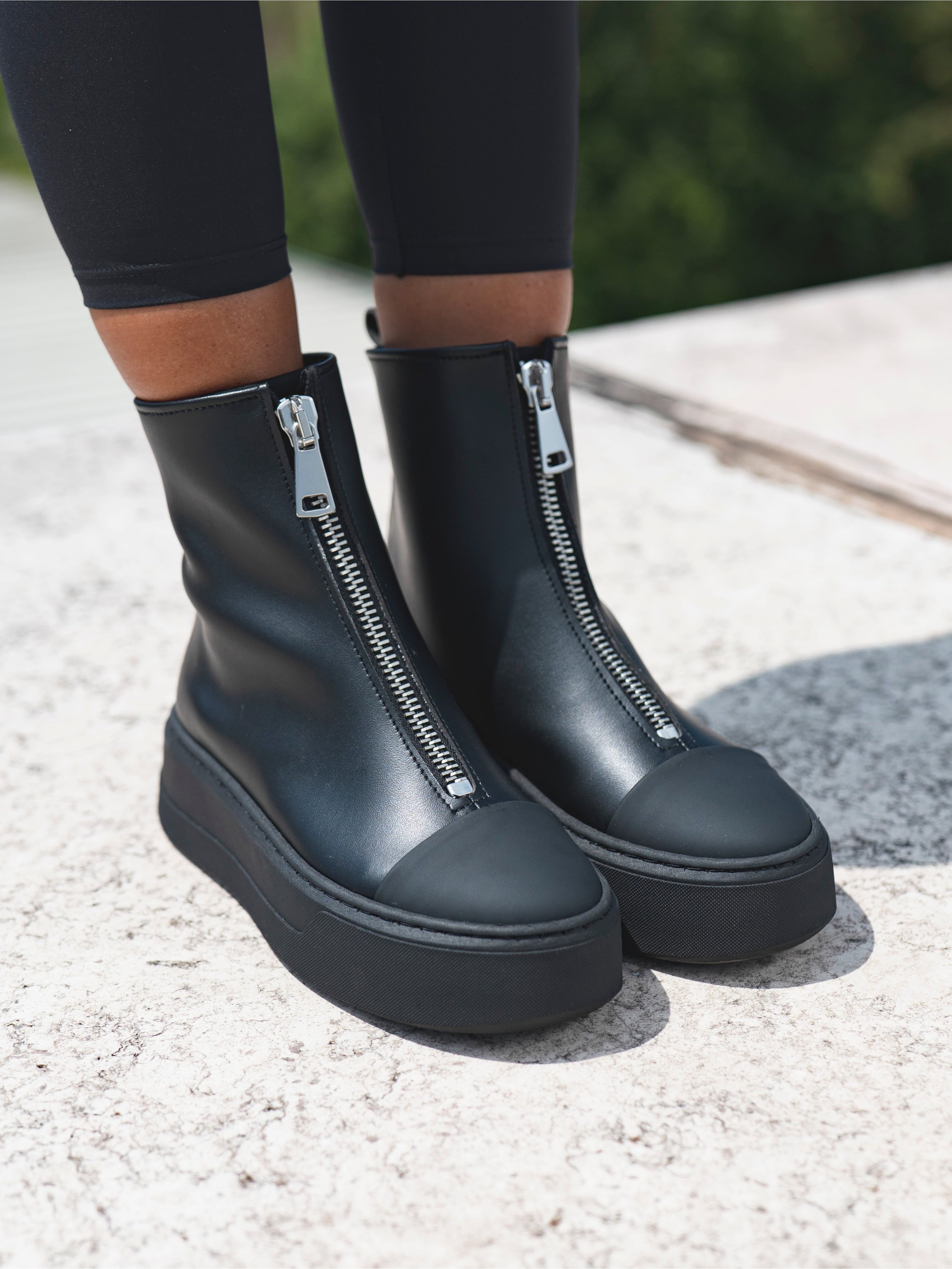 LUMIÈRE - Ligne noire totale