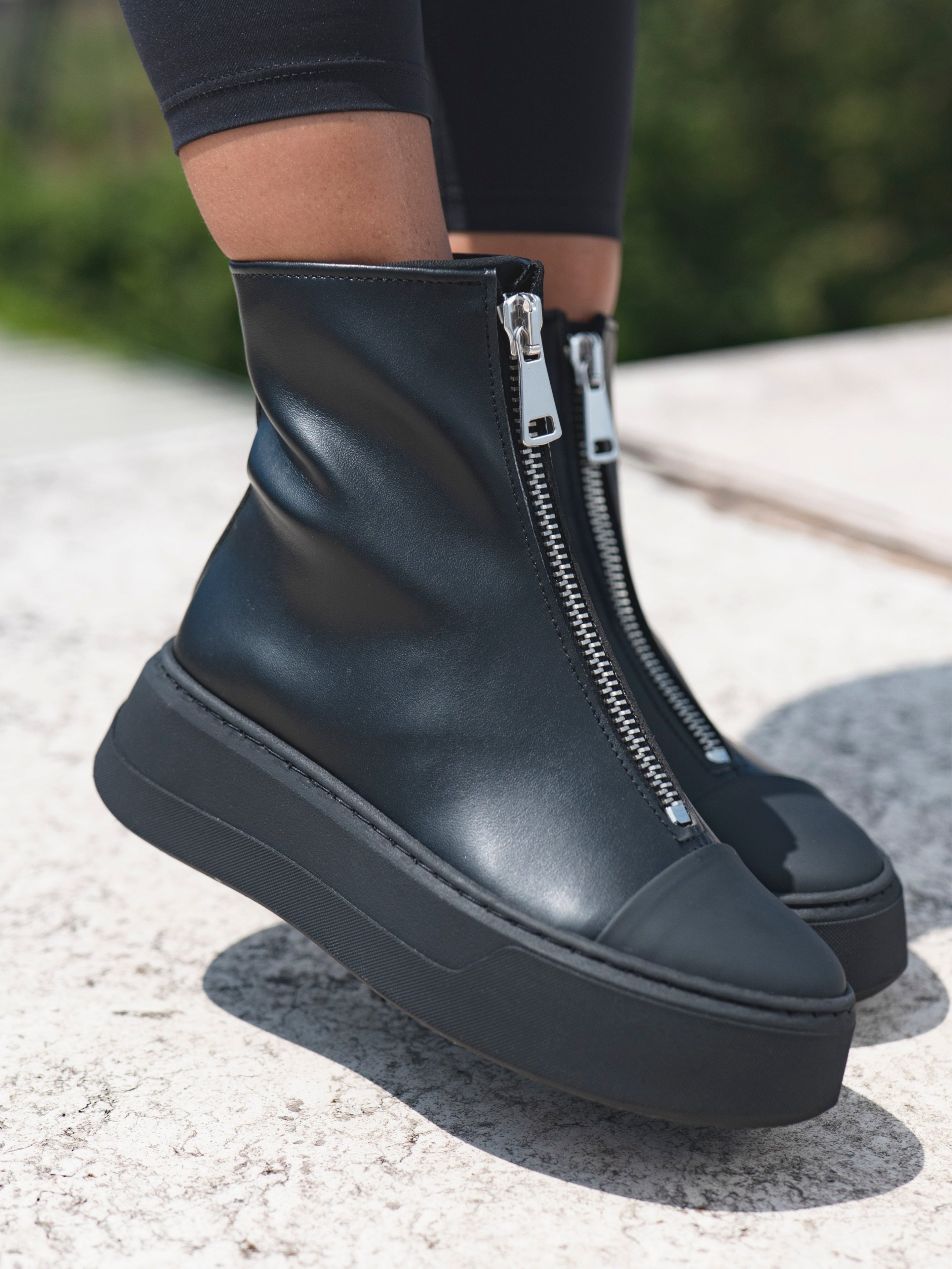 LUMIÈRE - Ligne noire totale